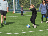 Laatste training S.K.N.W.K. JO7-1 (partijtje tegen de ouders) van maandag 27 mei 2024 (116/180)